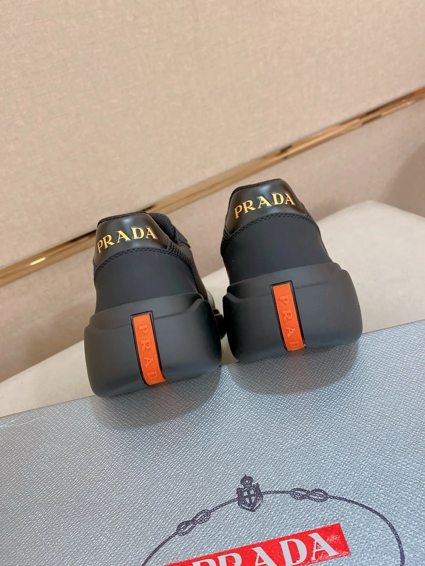 Men's shoes 💰 620💰 ✔️✔️✔️Higher version High-quality new PRADA (Prada) counters are launched simultaneously. The new men's shoes and 😘fabric are made of high-tech glue-making technology. Lining: Full cowhide lining. 👍🏿 High-end ☄️ Air-cushion molded anti-slip foam outsole, exquisite lines, simple and elegant, comfortable and high-end for leisure travel. Code number: 38 to 44 (45 can be customized and cannot be returned or exchanged)